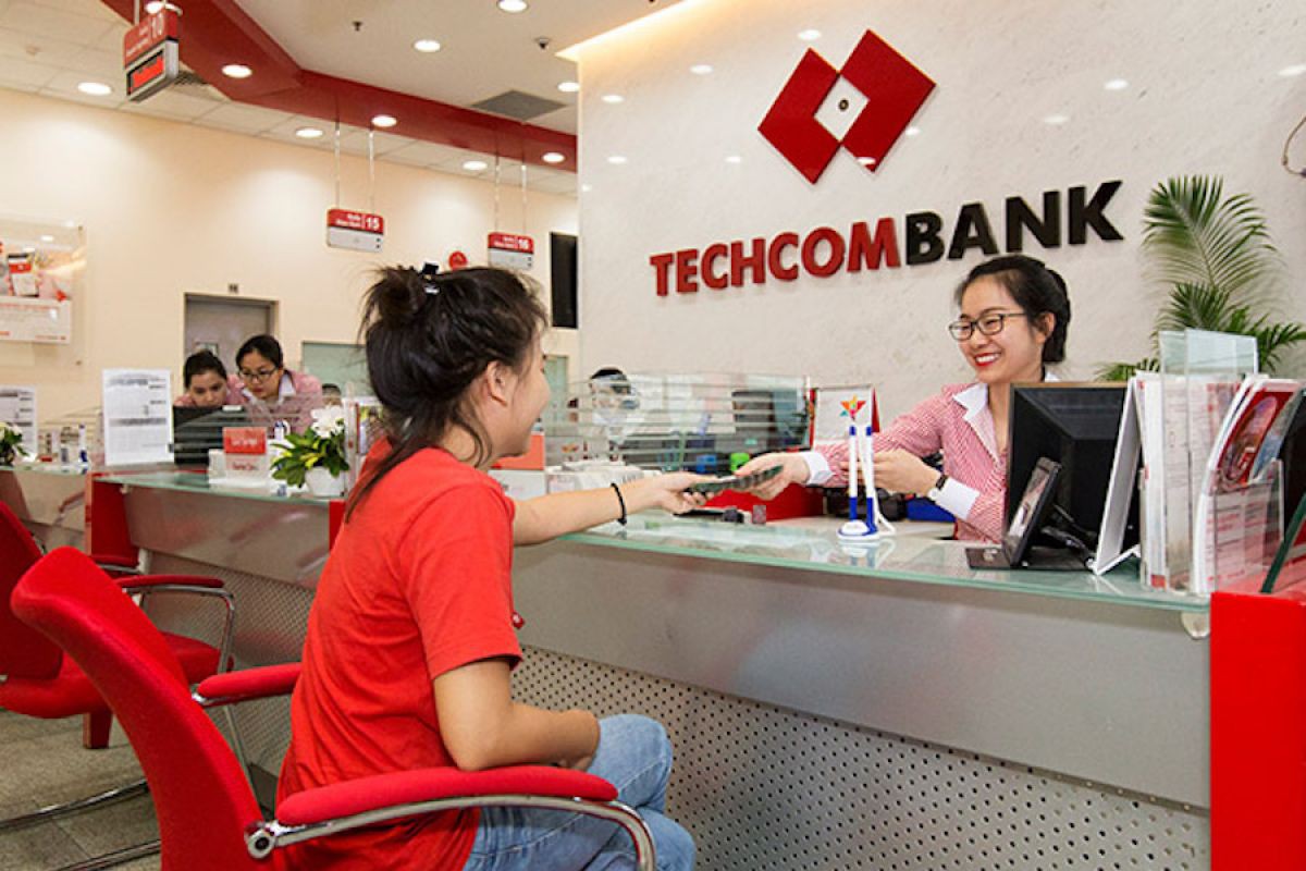 Khách hàng đổi tiền ngoại tệ ngay tại ngân hàng Techcombank