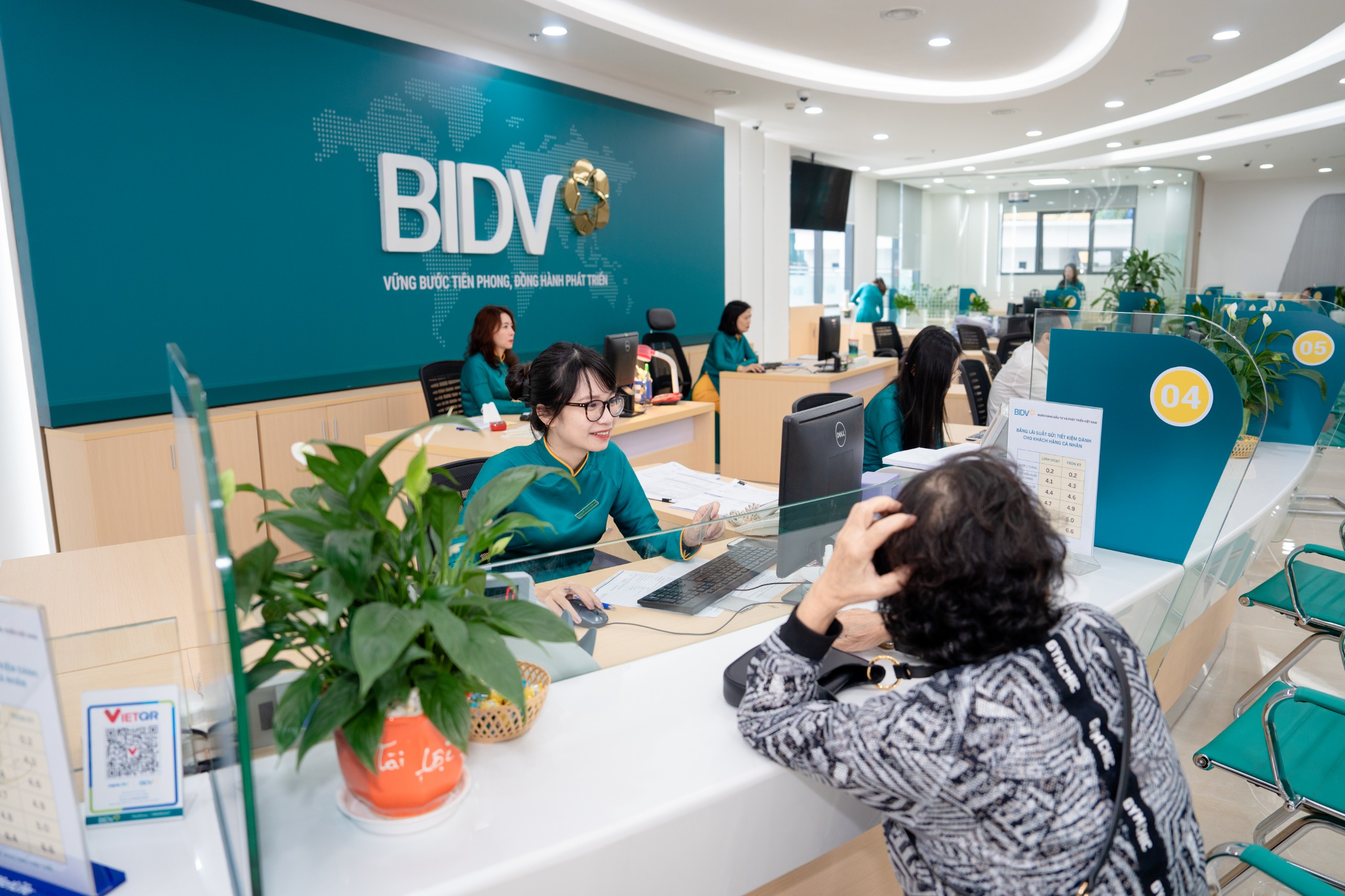 Khách hàng nhận tư vấn tại quầy BIDV