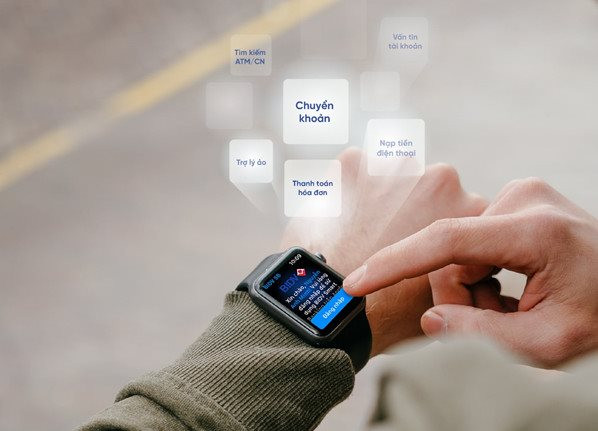 Hỗ trợ các thiết bị Smart Watch, giúp khách hàng thực hiện giao dịch cả khi không rảnh tay