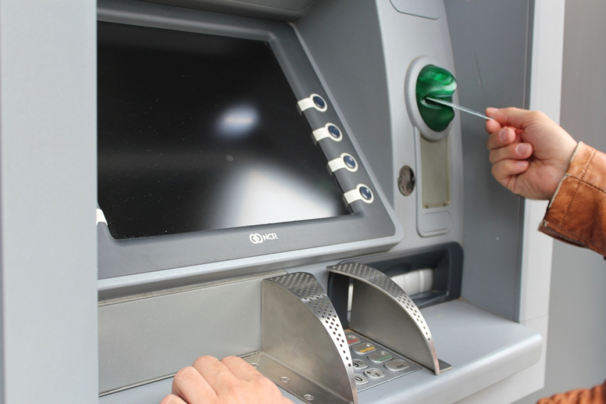 Bạn đưa thẻ vào máy ATM theo chiều mũi tên được in trên thẻ
