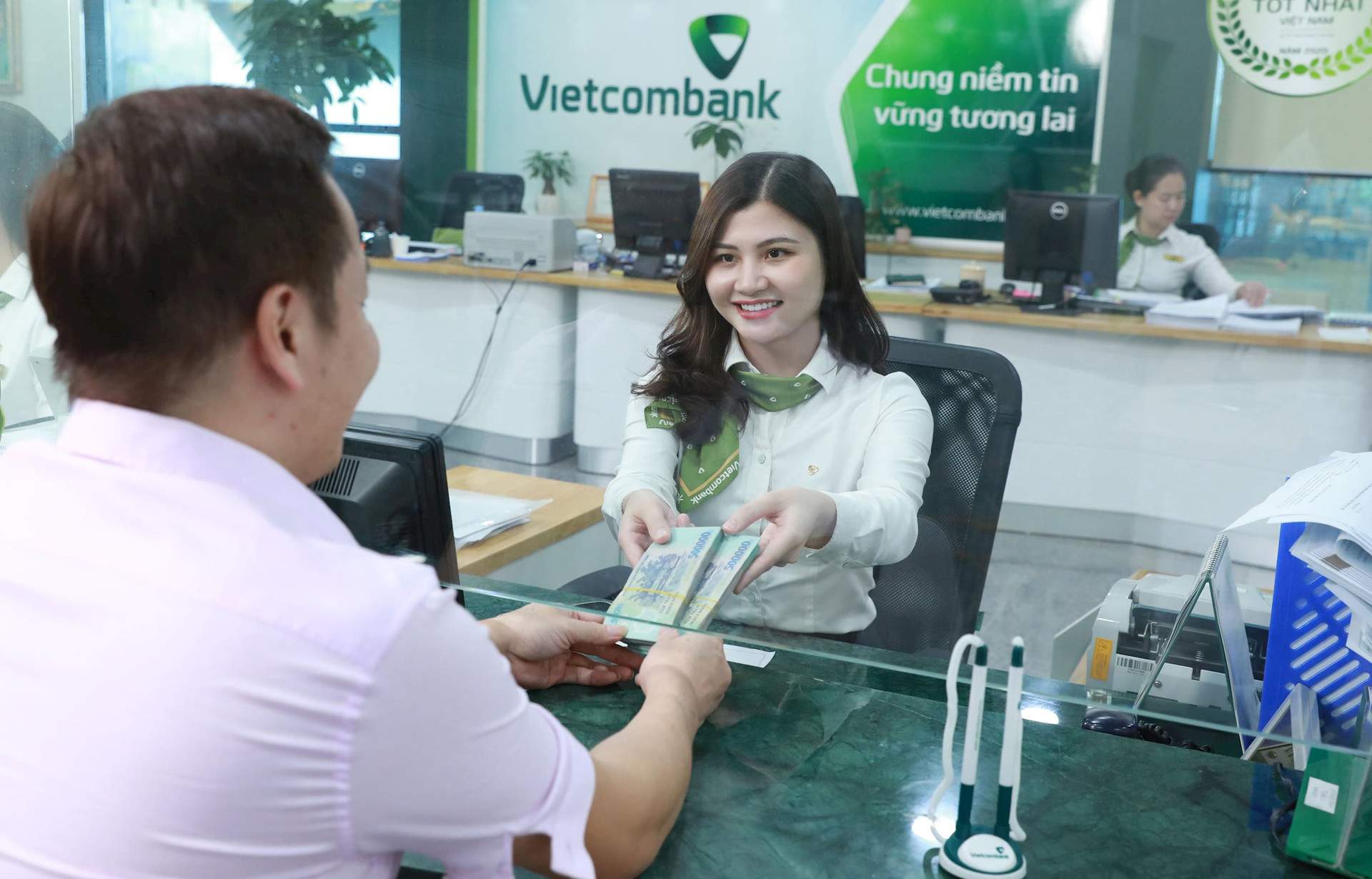 Chi nhánh Vietcombank tại Hải Phòng tích cực làm việc sáng thứ 7