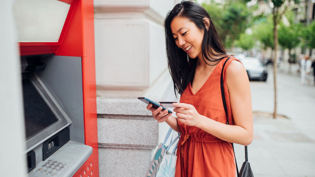 Thanh toán dư nợ thẻ tín dụng bằng thẻ ghi nợ tại bất kỳ máy ATM