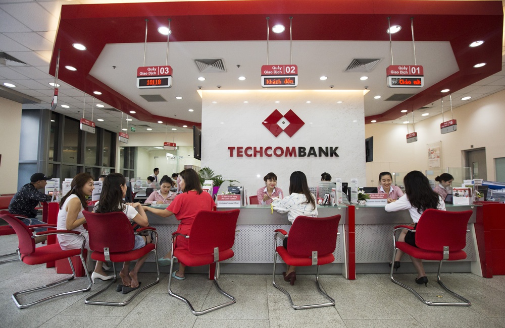 liên hệ hotline techcombank để biết thêm về thời gian làm việc