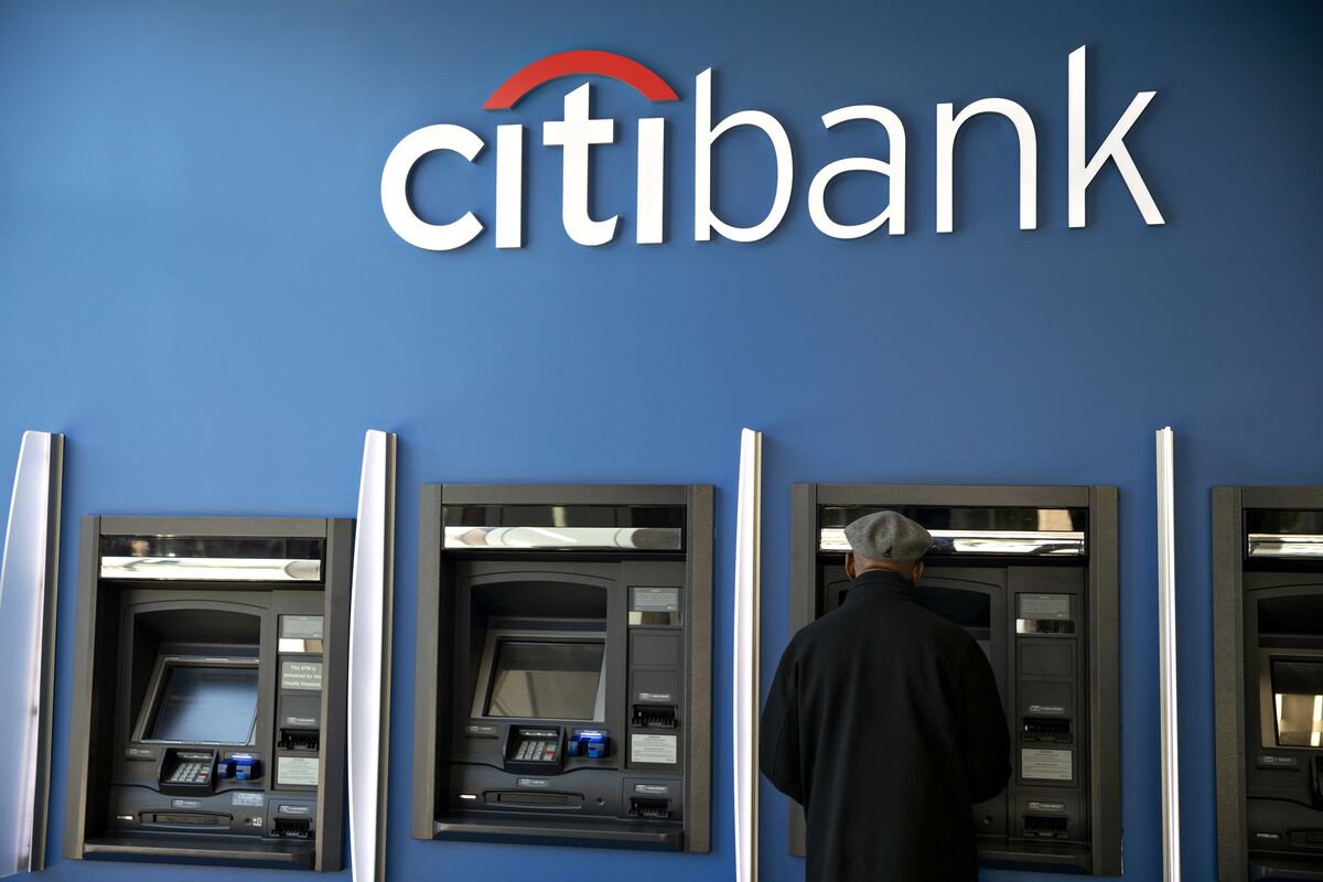 Bạn đưa thẻ Citibank vào máy ATM theo chiều mũi tên hướng dẫn trên thẻ