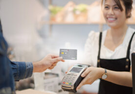 Thanh toán một chạm dễ dàng với thẻ VISA gắn chip hiện đại
