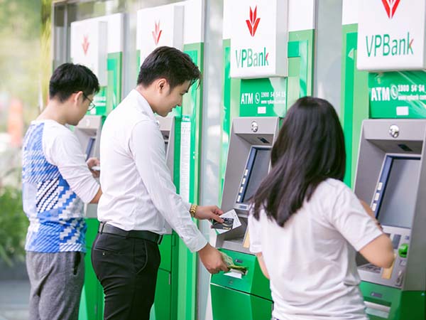 Khách hàng rút tiền mặt tại cây ATM của VPBank