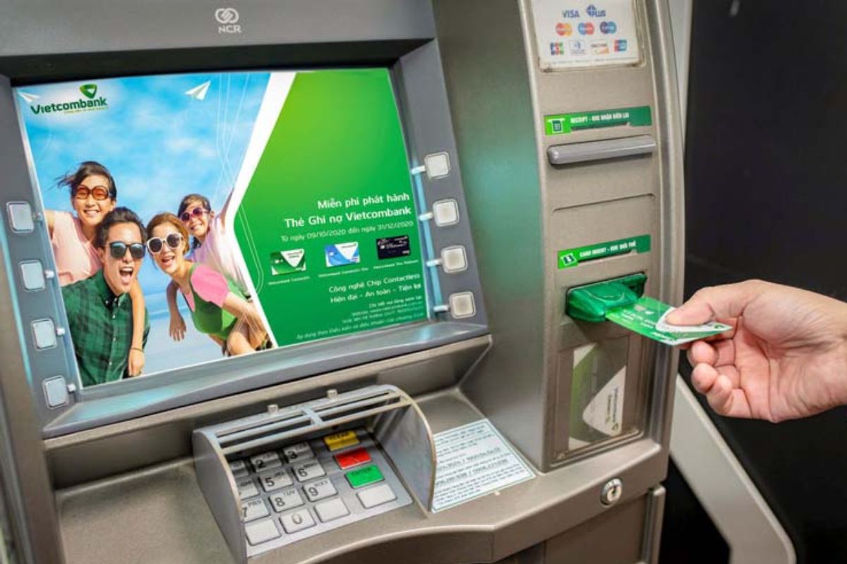 Thẻ Vietcombank rút được tiền ở nhiều loại cây ATM